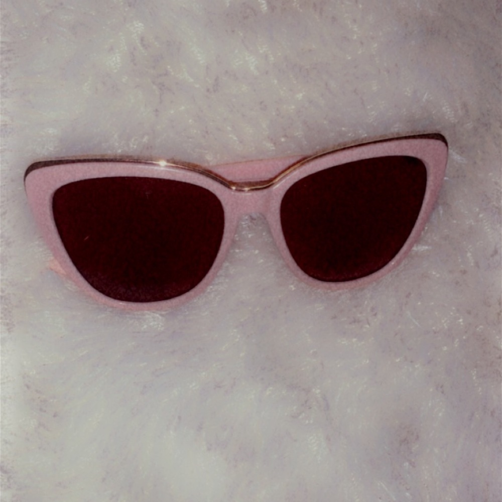 I’m selling the “no sun today” glasses☺️